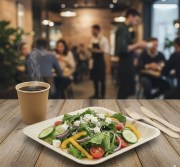 Assiette palmier carrée Élégance 24 cm utilisée pour une présentation alimentaire, vaisselle écologique naturelle