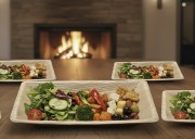 Assiette palmier rectangulaire 17 × 12 cm garnie d’une salade et d’assortiments – vaisselle naturelle biodégradable