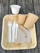 Serviette cocktail recyclée 20 x 20 cm avec assiette, gobelets et couverts écologiques